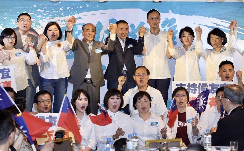 「厚友誼立委後援會」成立大會5日晚間在台北凱撒大飯店舉行，國民黨總統參選人侯友宜、前立法院長王金平、黨主席朱立倫、雲林縣長張麗善、台中市長盧秀燕、嘉義市長黃敏惠與多位前、現任黨籍立委出席，眾人攜手高呼勝選口號。(圖：中央社)