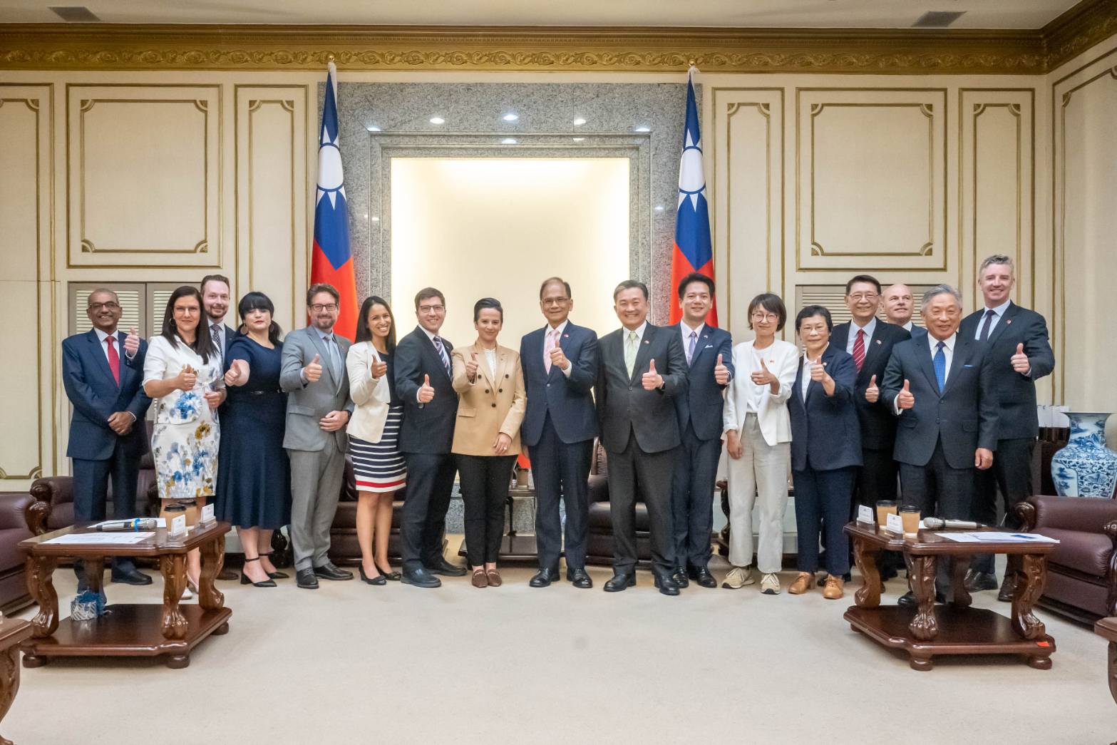 立法院長游錫堃今天(5日)接見加拿大聯邦眾議院保守黨副黨魁蘭絲蔓（Melissa Lantsman）一行。(立法院提供)