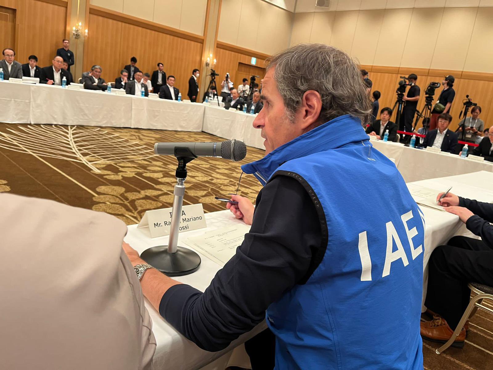 國際原子能總署署長葛羅西(Rafael Grossi)5日與福島代表座談，試圖化解居民對核廢水排入海的憂心。(推特)