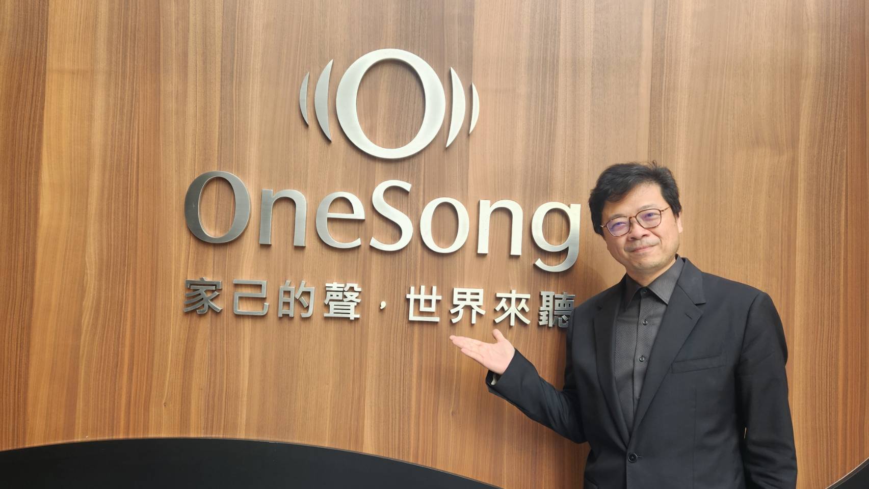 灣聲樂團音樂總監李哲藝透露，位於民生東路的灣聲文創基地「新家」，擁有近千萬排練室，聲響不輸國家音樂廳。(江招倫 攝)