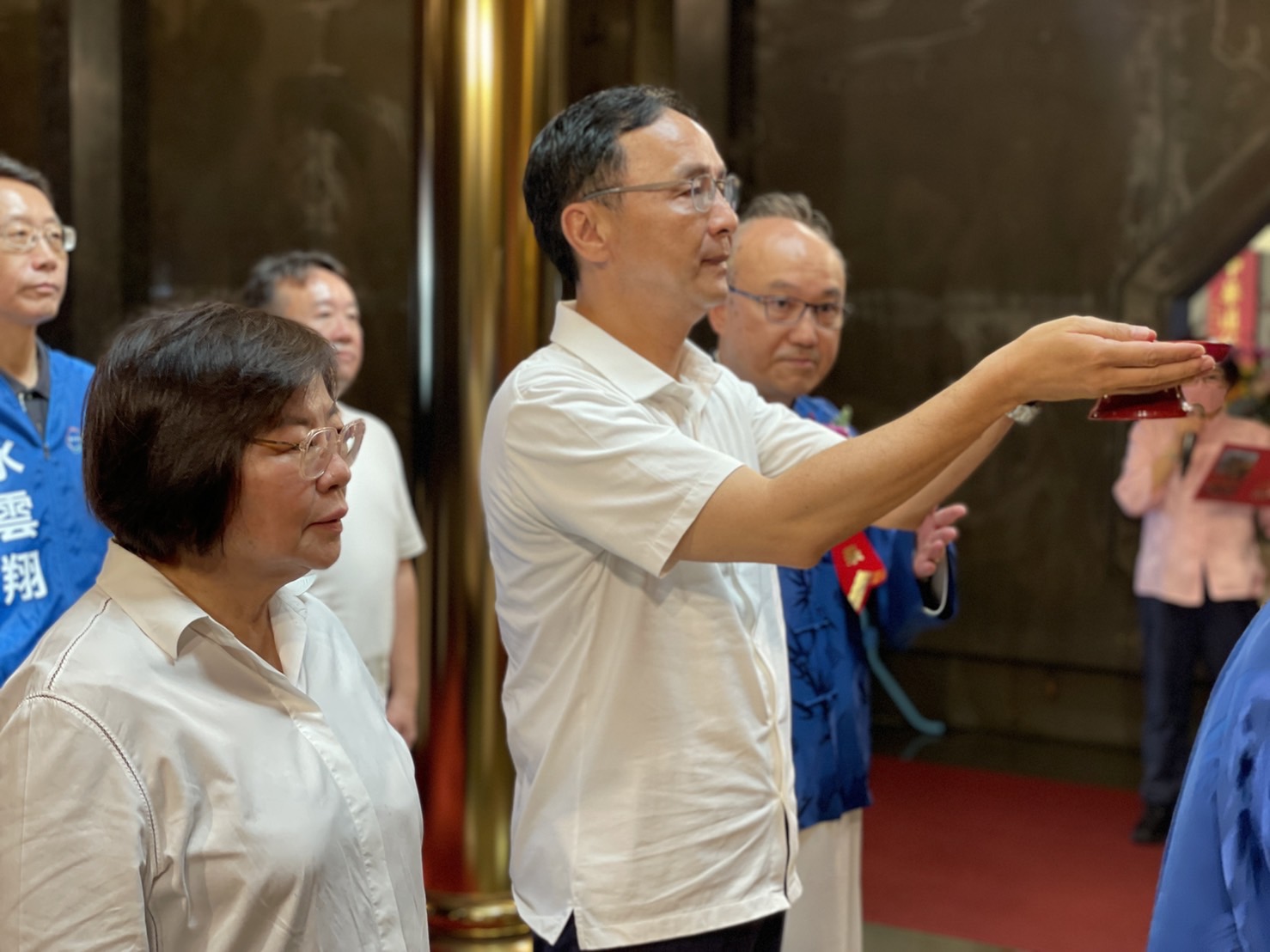 國民黨主席朱立倫今天(5日)出席指南宮孚佑帝君成道1143周年大典。(國民黨提供)