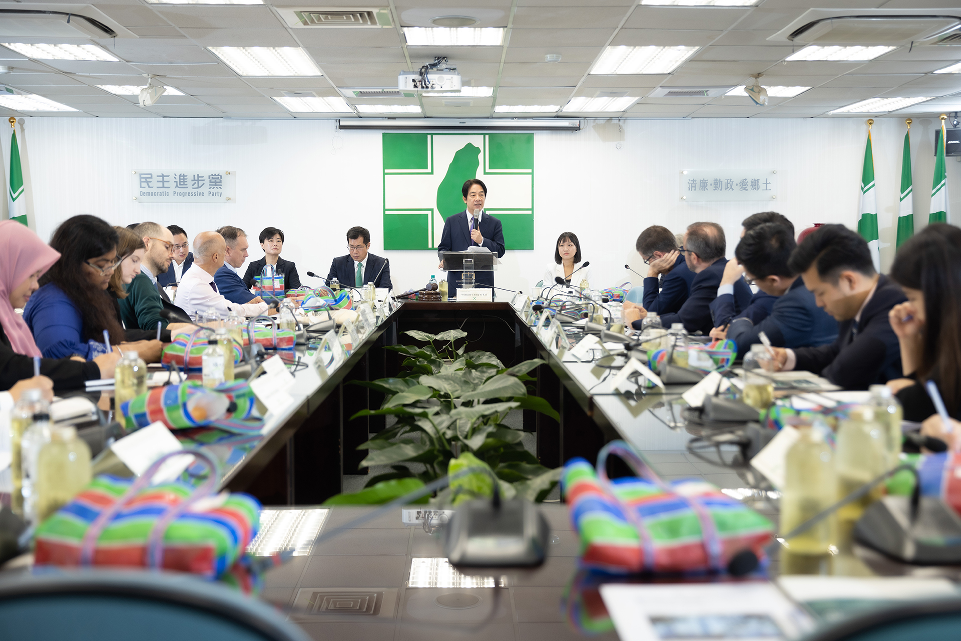 民進黨6日舉辦外交使節選舉說明會，針對兩岸議題，賴清德(中)強調，維繫務實及一致性將是他的首要任務，他將努力不懈地支持兩岸和平現狀。(民進黨提供)