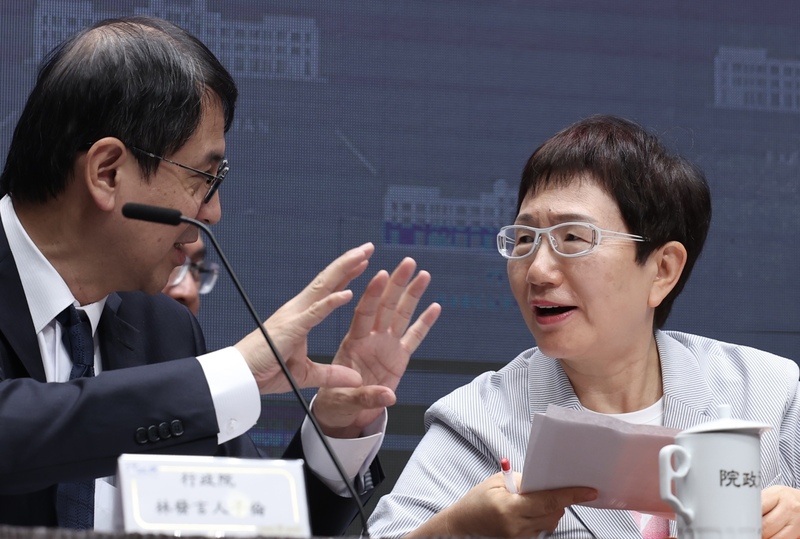 行政院會6日通過「房屋稅差別稅率2.0方案」，未來非自住稅率（囤房稅率）最高將達4.8%，且從「縣市歸戶」改為「全國總歸戶」，讓囤房者無法規避賦稅。圖為財政部長莊翠雲（右）出席院會後記者會說明，並與政院發言人林子倫（左）交換意見。 (圖：中央社)