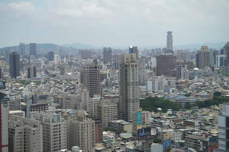 圖為從高處俯瞰高雄市苓雅區一帶住宅建築。(資料照片/CNA)