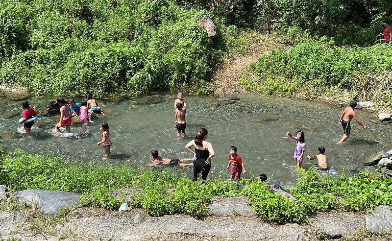 暑期當然就是要盡情玩樂，在台東延平鄉蝴蝶谷湧入泡水人潮，孩童們開心打水仗。中央社記者盧太城台東攝 112年7月6日 (圖：中央社)