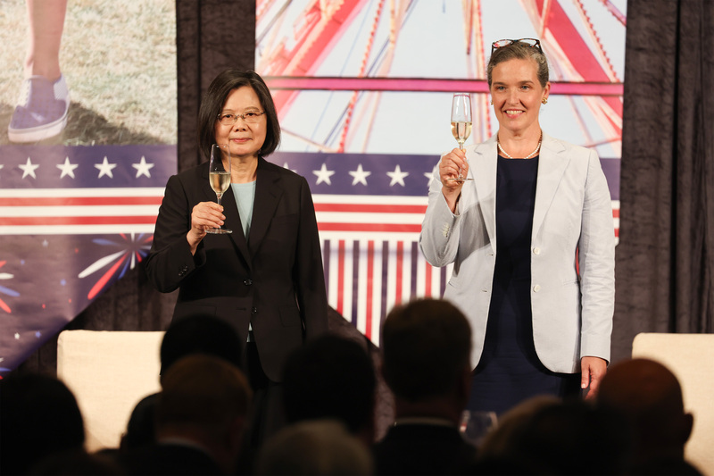 總統蔡英文（左）與美國在台協會（AIT）處長孫曉雅（右）6日晚間在台北君悅酒店出席美國獨立紀念日247週年慶祝酒會，舉杯向與會來賓致意。中央社記者張新偉攝  112年7月6日 (圖：中央社)