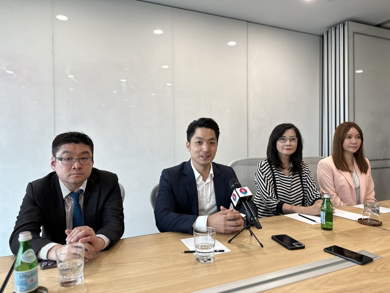 台北市長蔣萬安（左2）率領市府團隊及台北市議員出訪新加坡，6日下午舉辦媒體見面會分享參訪心得並接受提問。(圖：中央社)