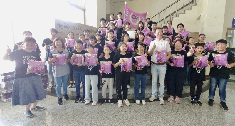 在全國學生音樂比賽奪冠的彰化大村國小合唱團，獲邀前往波蘭參加國際合唱大賽，大村鄉長賴志銘（前右4）6日授旗給大村國小合唱團，期許學生們有好表現，為台灣爭光。（民眾提供） (圖：中央社)