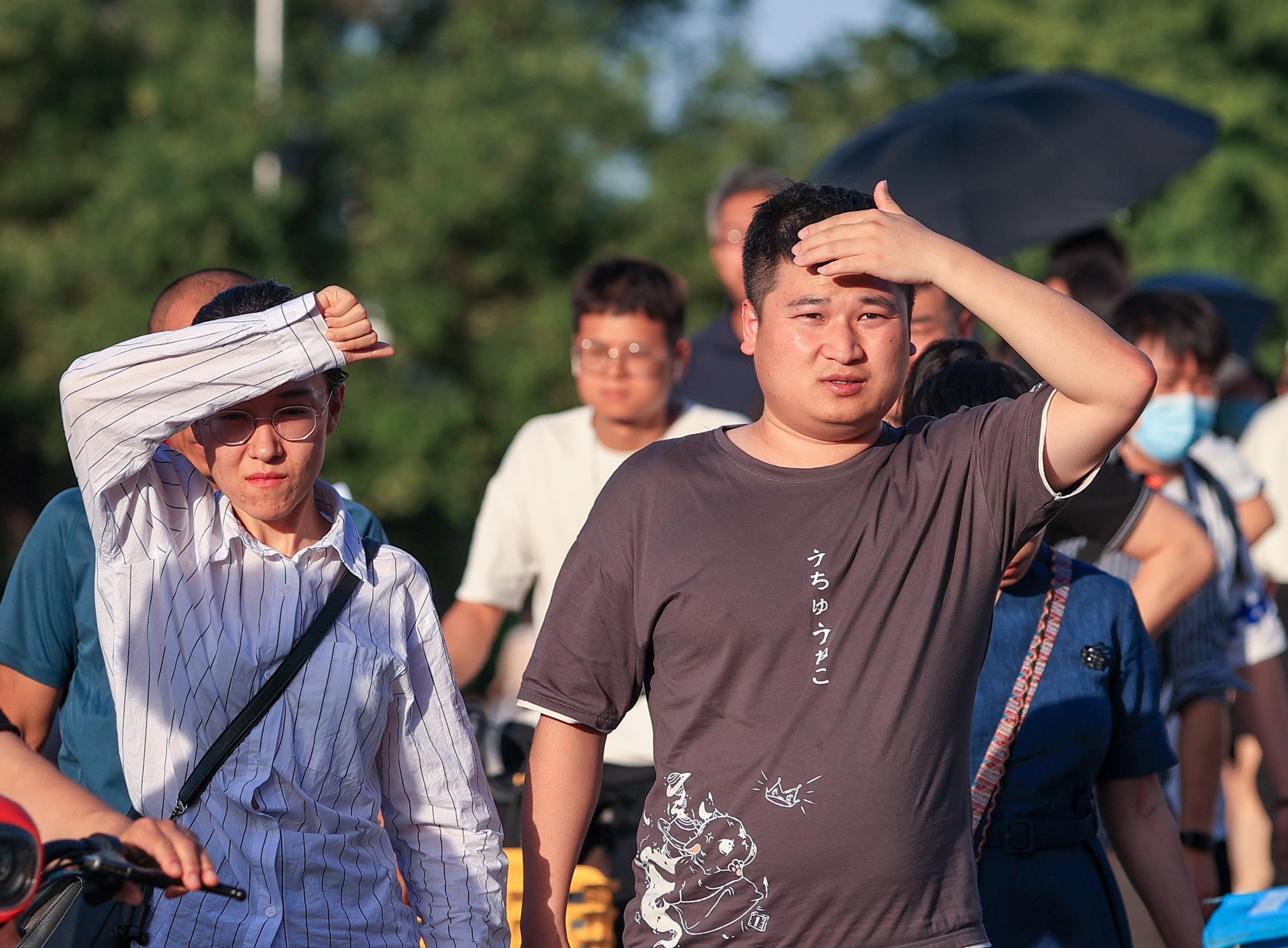 2023年6月是有紀錄以來最熱的6月，全球平均氣溫為攝氏16.51度，比30年來的平均氣溫高出0.53度。熱天氣 北京 民眾 酷曬 太陽 熱浪(AFP)
