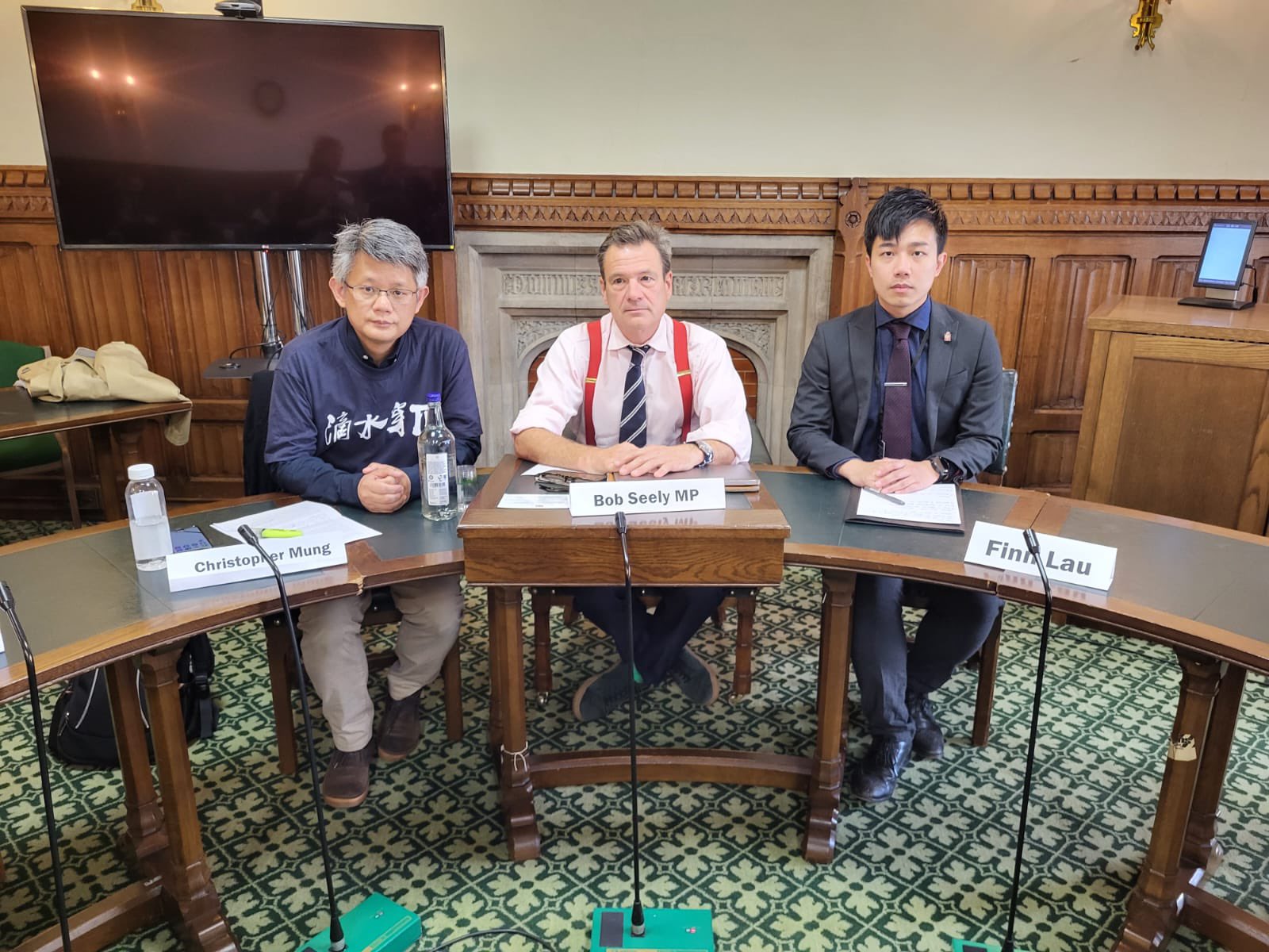 流亡英國的前職工會聯盟總幹事蒙兆達(Christopher Mung Siu-tat)和劉祖迪(Finn Lau)5日在國會發言，要求英國政府認真看待這項威脅。(圖:@finnlau_cd)