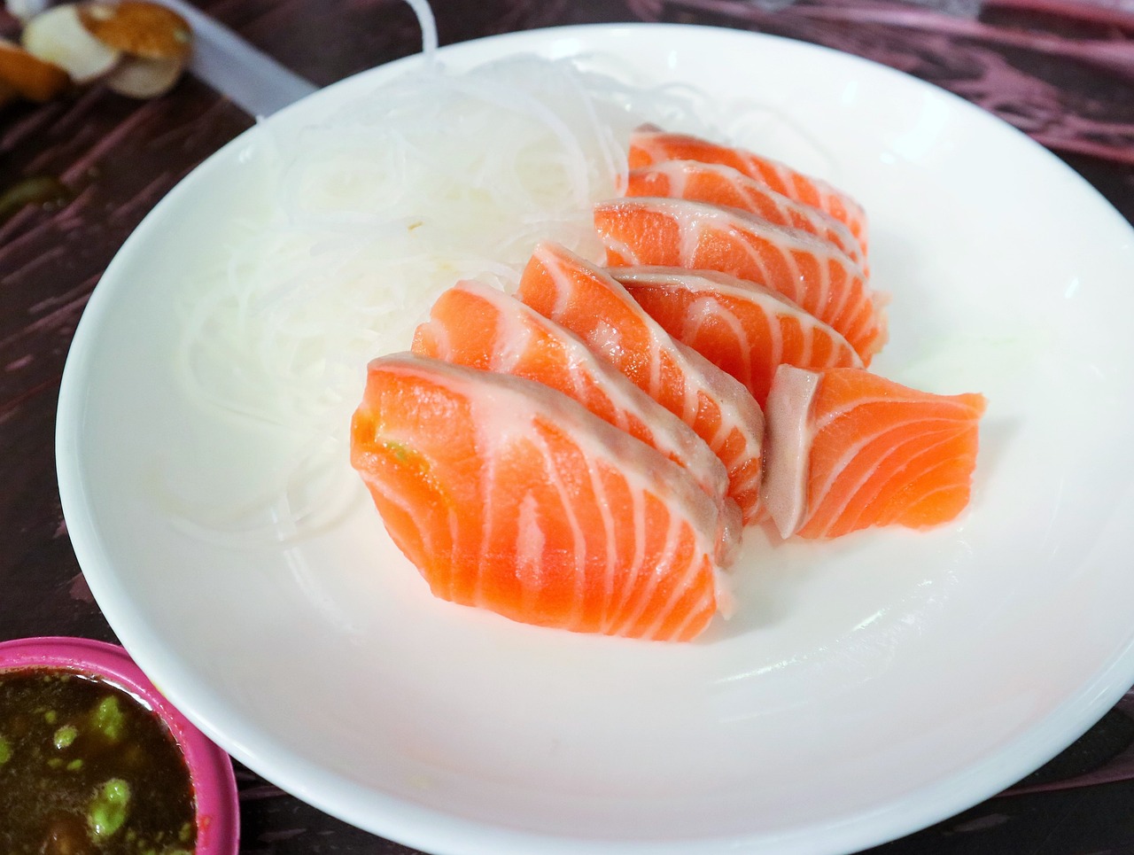 疾管署6日公布我國今年首例本土霍亂確定病例，同時呼籲民眾避免食用生魚片、生蠔或未熟貝類等。(圖：Pixabay)