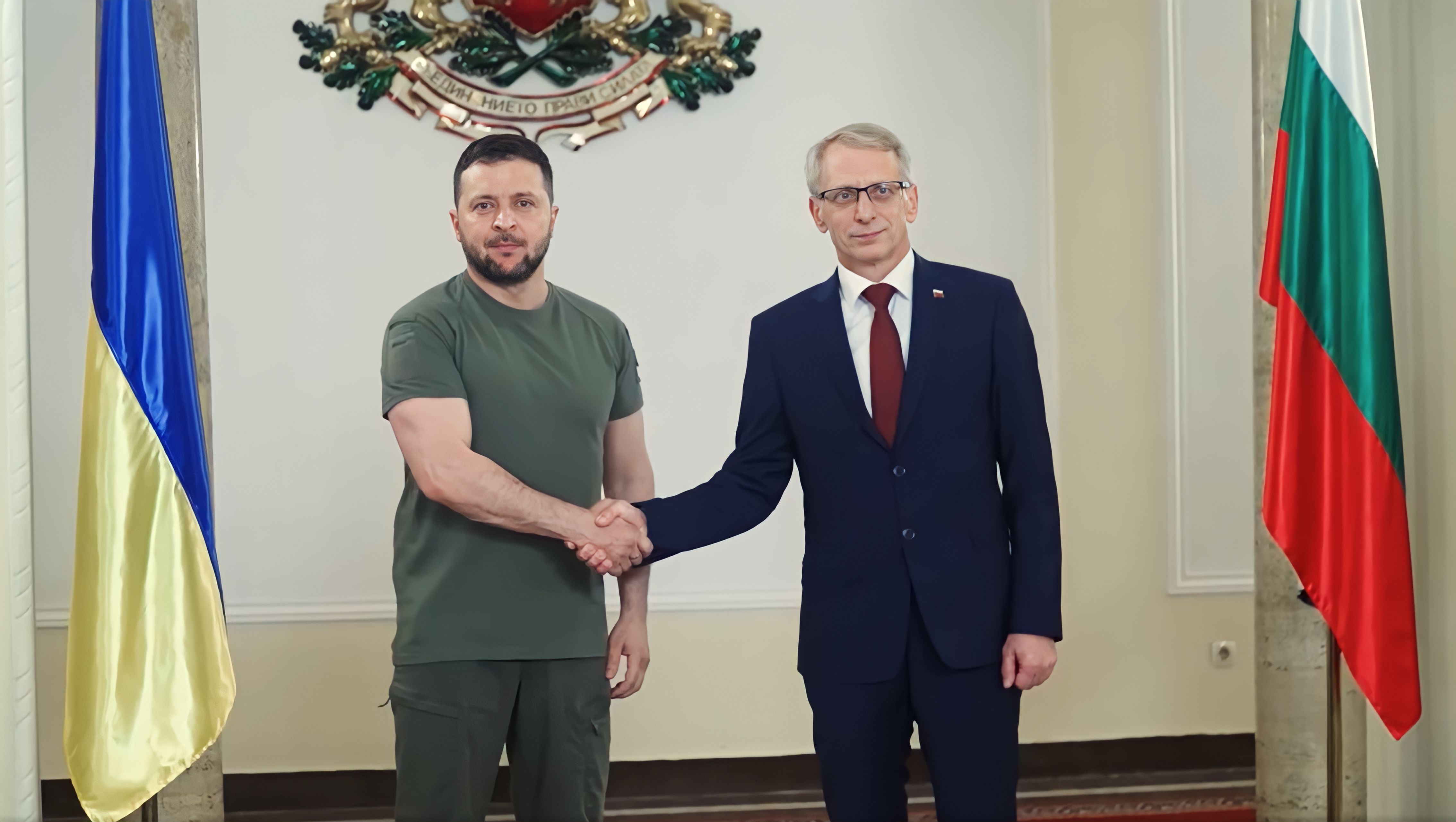 保加利亞決定支援烏克蘭裝甲運兵車。烏克蘭總統澤倫斯基(Volodymyr Zelenskiy)(左)7月初拜訪保加利亞並與總理丹科夫(Nikolay Denkov)(右)舉行聯合記者會。(擷自澤倫斯基臉書)