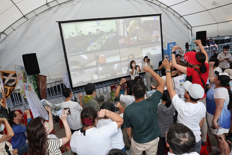 環保署2023年7月7日下午再審協和電廠四接環評案，會議二度休息後，環保署卻突然更換會議地點，繼續審查並直播，此舉引發場外環團不滿。(資料照片/ 中央社)