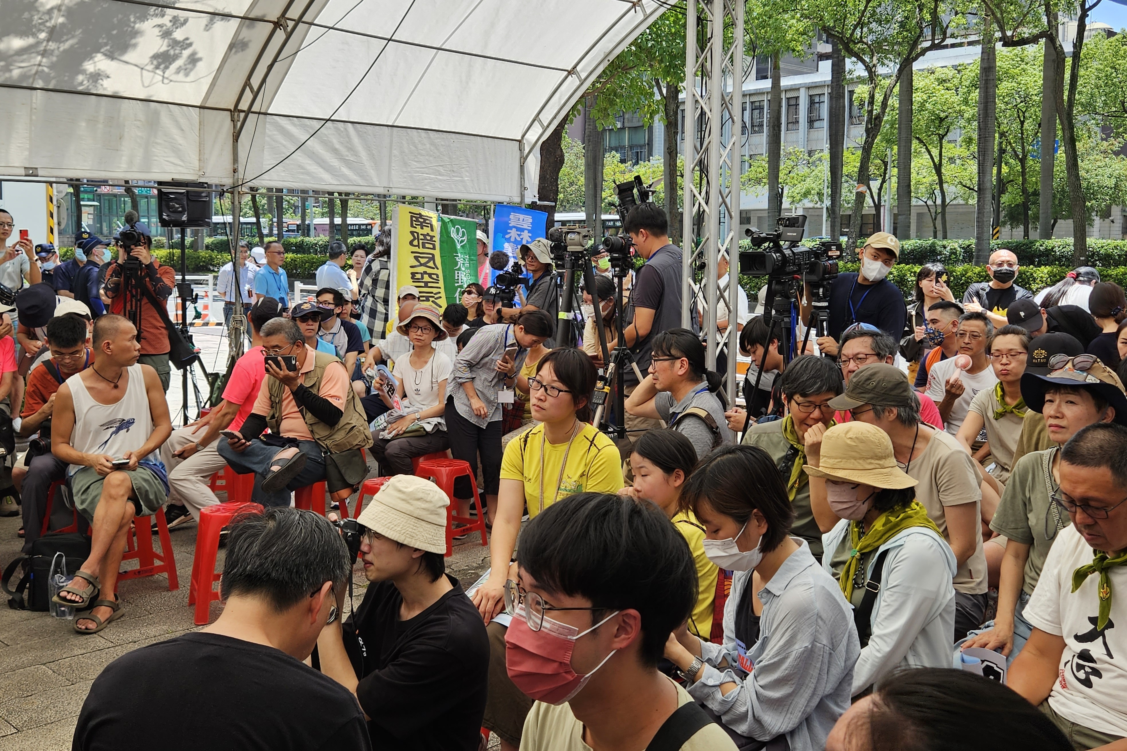 四接環評7日再度闖關，環保團體在環保署外抗議，要求退回重審。(劉品希 攝)