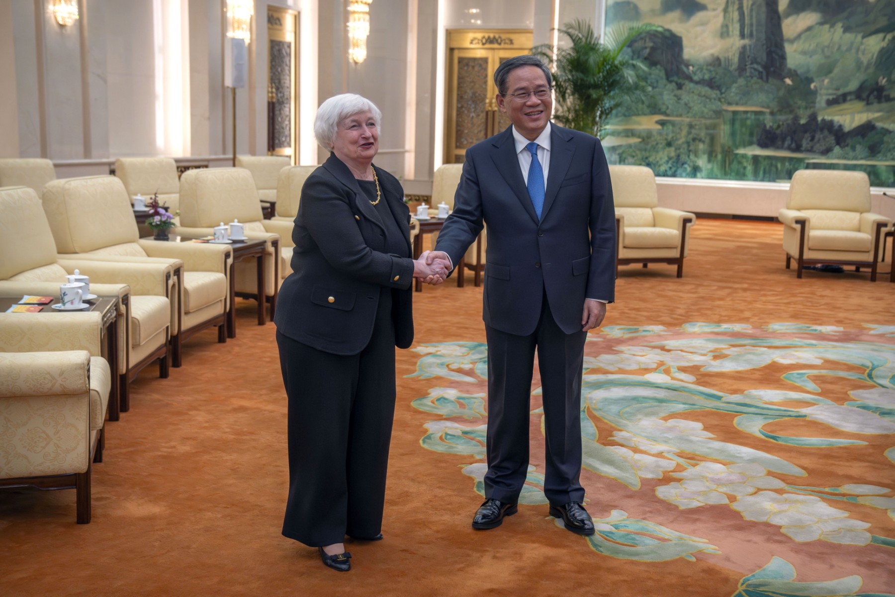 美國財政部長葉倫(左)7日與中國總理李強(右)會談。(AFP)