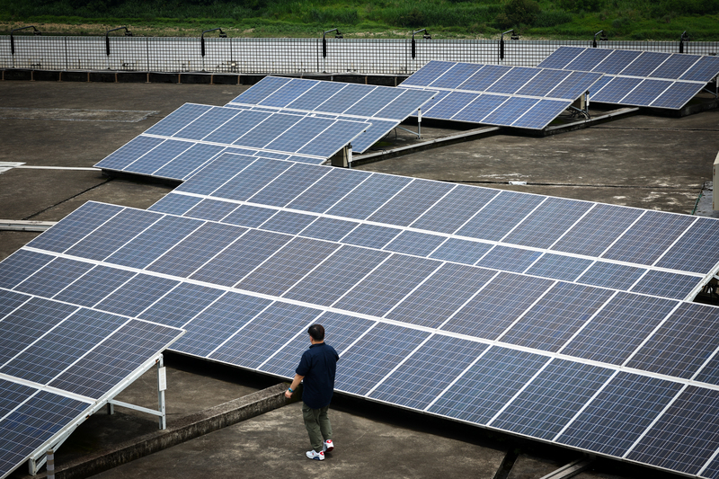 經濟部能源局表示，綠電已成台灣產業發展重要的生產要素及基礎建設一環，包括在野黨參選人也相繼提出發展更多綠電的願景，相關攻防不應傷害台灣產業競爭力。圖為鴻海土城總部頂樓設置太陽能板。(圖：中央社)