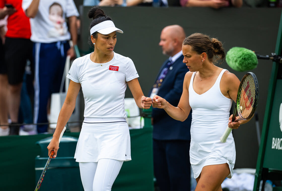 謝淑薇(左)在溫網與捷克老搭檔史翠可娃(Barbora Strycova)合拍。(謝淑薇臉書)