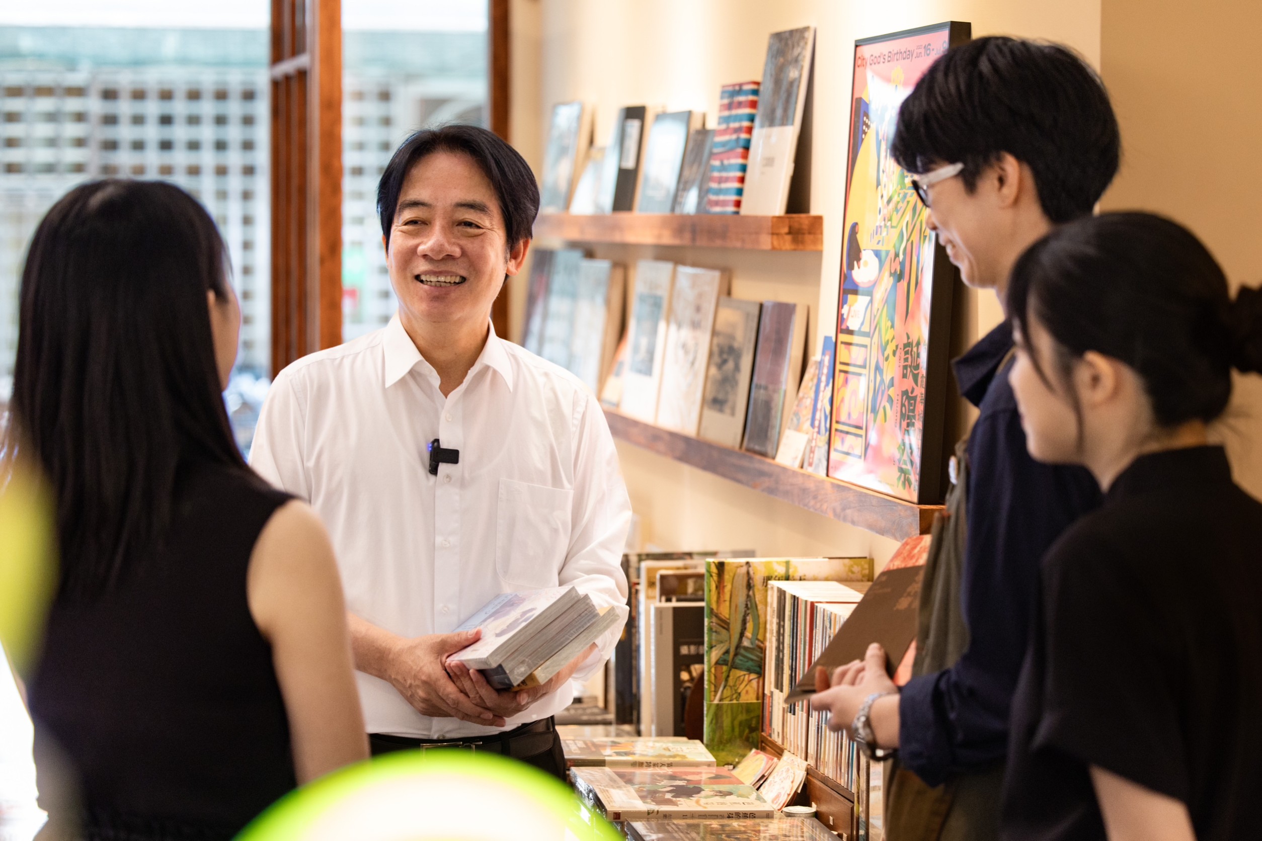 副總統賴清德與現場學生們分享喜愛的台灣漫畫。(圖：總統府)