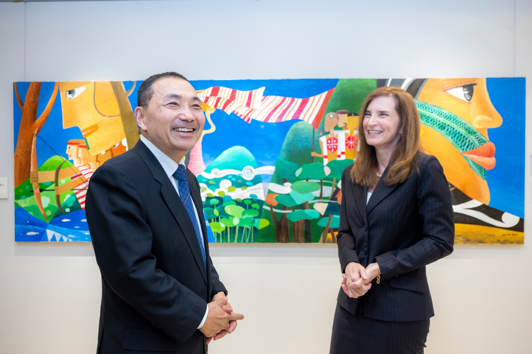 澳洲駐台代表露珍怡(右)即將離任，新北市長侯友宜7日邀請她到新北市府敘舊。(取自侯友宜臉書)