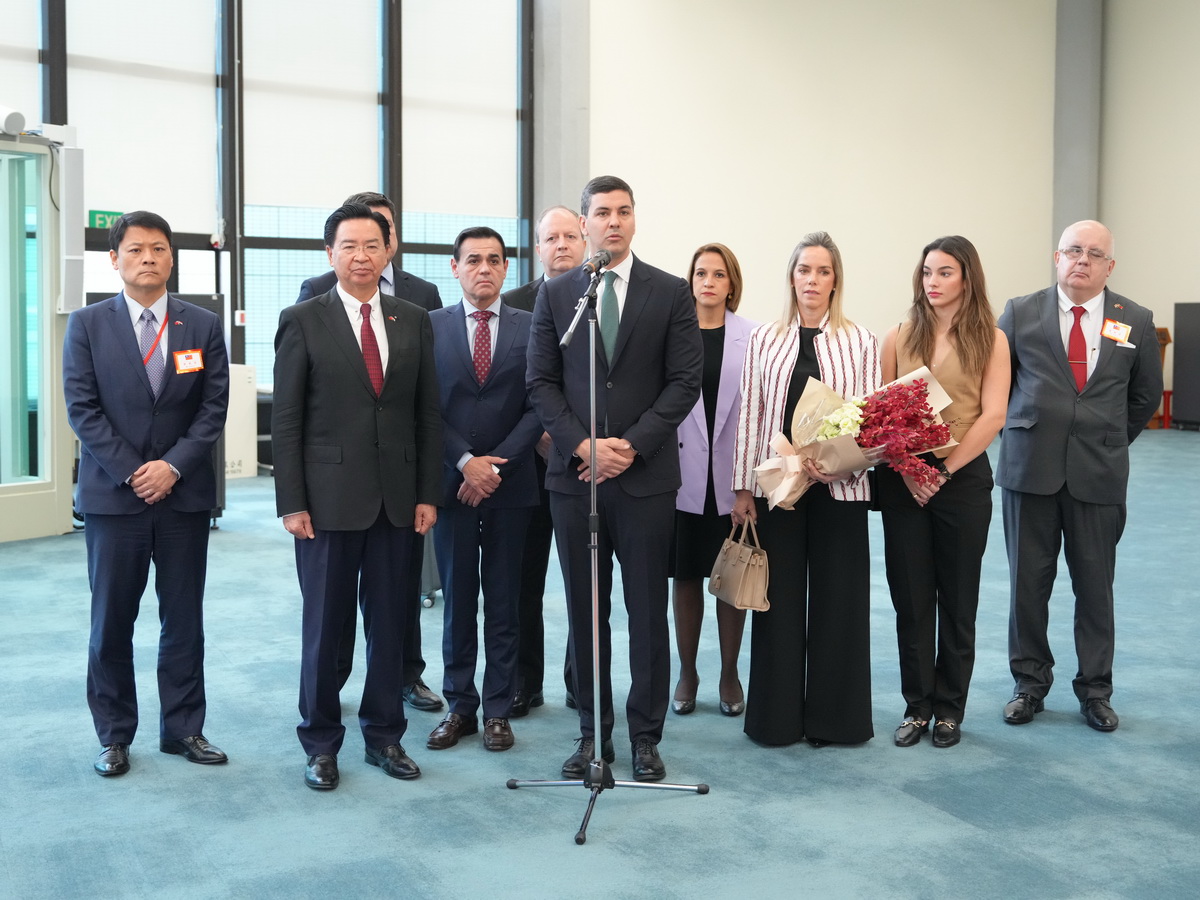 友邦巴拉圭總統當選人潘尼亞(Santiago Pena Palacios，中)11日率團抵台訪問，他表示就任總統後將致力提升巴台雙邊關係 (外交部提供)