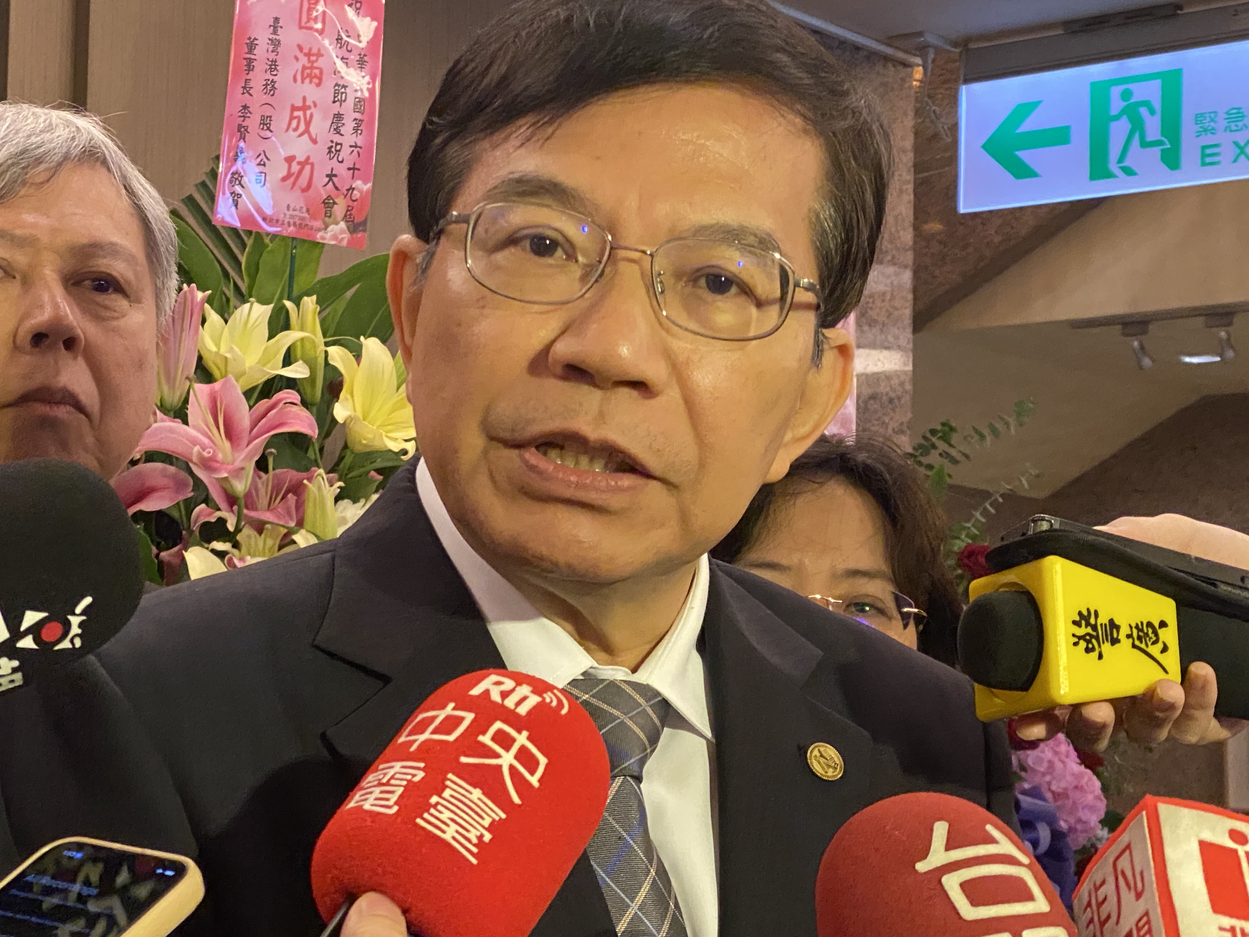 交通部長王國材11日出席第69屆航海節大會時接受媒體聯訪。(吳琍君 攝)