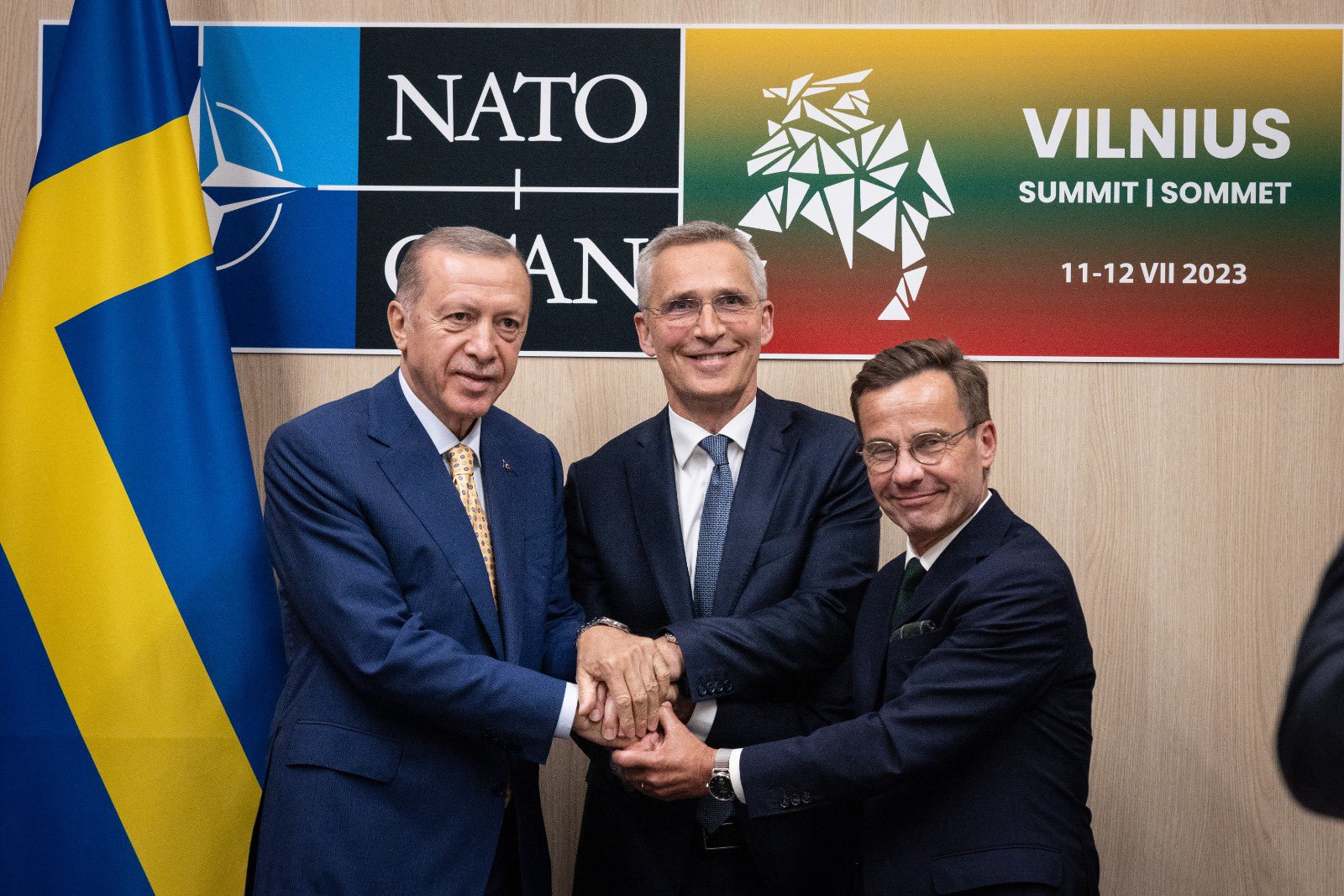土耳其總統艾爾段(Recep Tayyip Erdogan,左起)、北約秘書長史托騰柏格(Jens Stoltenberg)和瑞典總理克里斯特森(Ulf Kristersson)10日在立陶宛首都維爾紐斯會談。 (圖:@jensstoltenberg)