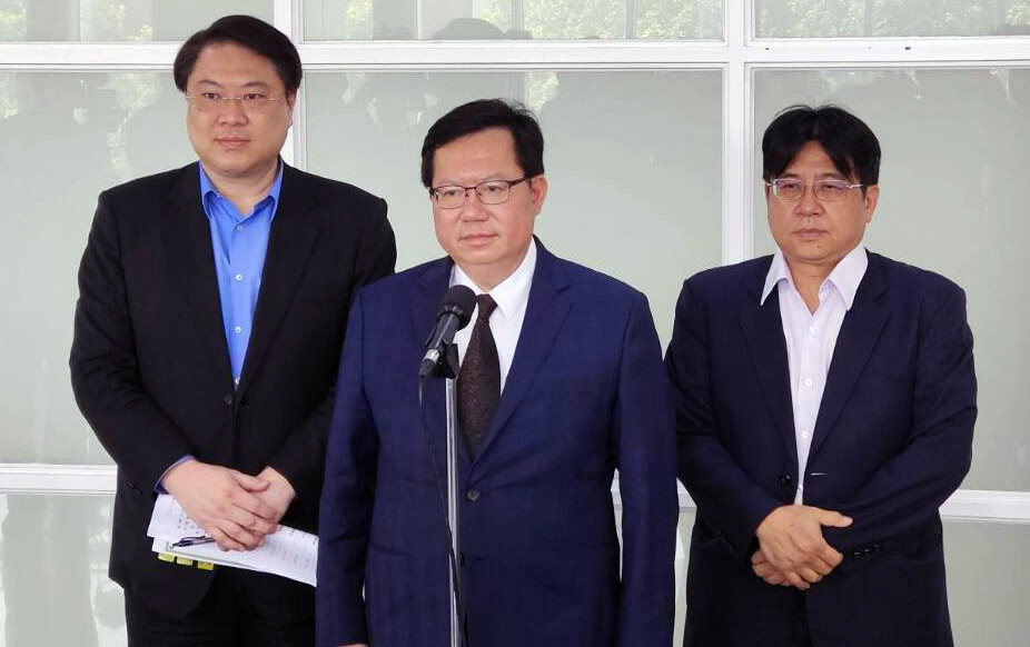 行政院副院長鄭文燦(中)14日表示，防災有一定的標準作業程序，地方政府應該依法辦理。(資料照/王韋婷攝)