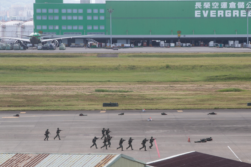國軍漢光演習期間將首次在桃園機場操演，預演12日上午進行，官兵模擬敵軍來襲。 (圖：中央社)
