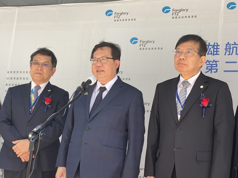 行政院副院長鄭文燦（中）受訪。(CNA)