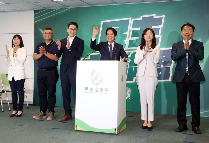 2024大選，民進黨不僅喊出「總統勝選」，並籌組「民主大聯盟」誓言要「國會過半」。圖為黨主席賴清德(右3)與民主大聯盟部分提名人選。(圖：中央社)