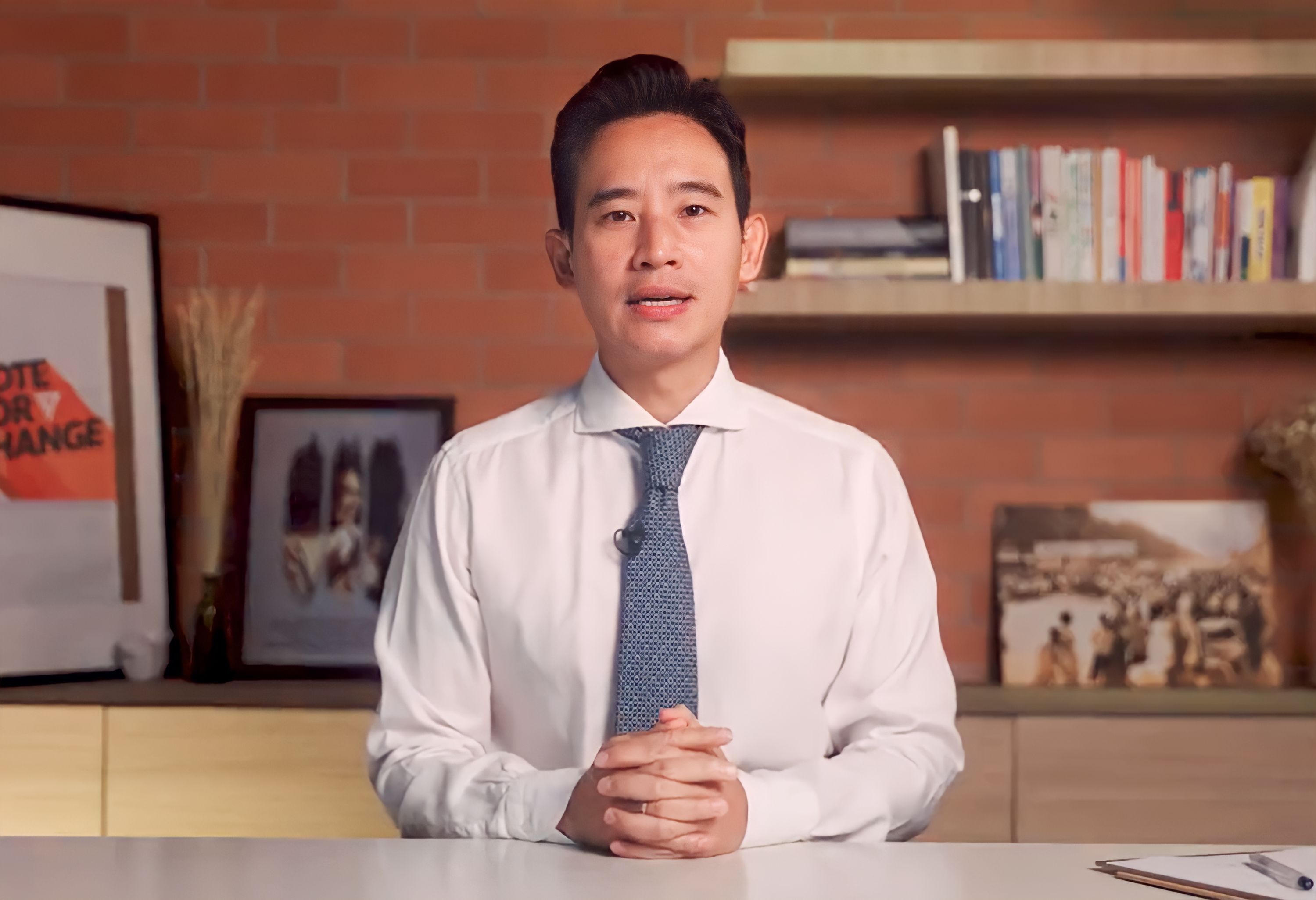 泰國選舉委員會12日要求泰國憲法法院暫停在總理選舉中領先的前進黨黨魁皮塔(圖)的國會議員身份，理由是他被控違反競選規則。(擷自推特@Pita_MFP)