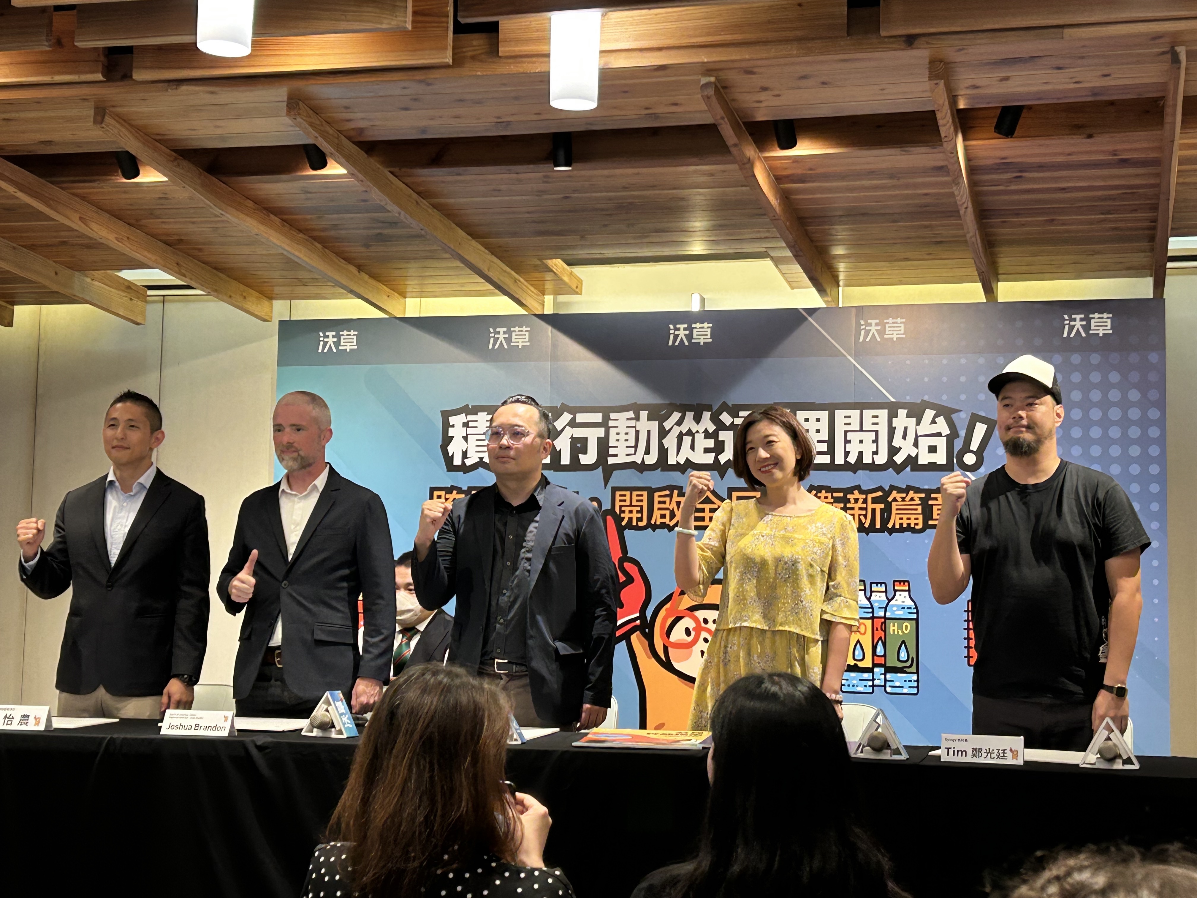 公民團體「沃草」12日邀請立委林靜儀、壯闊台灣聯盟理事長吳怡農等，共同宣布將推出《積極行動指南》民防手冊。(林詠青 攝)