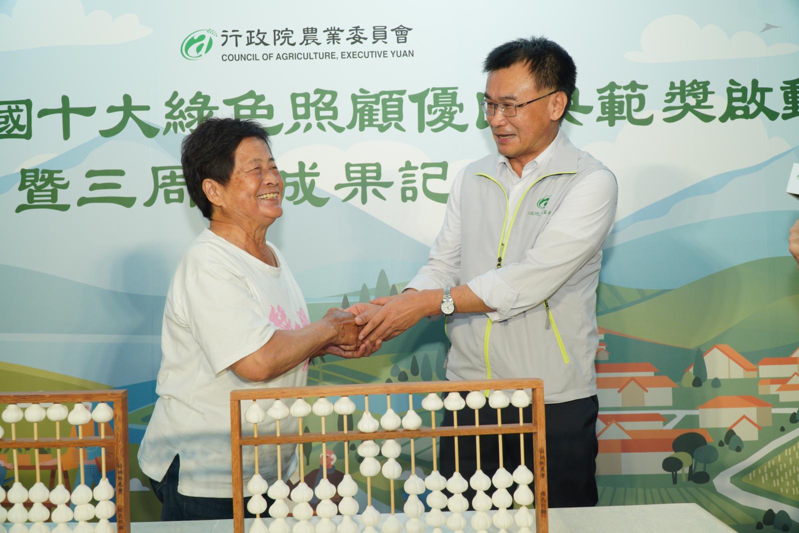 雲林莿桐鄉農會長(左)者與農委會主委陳吉仲(右)一同體驗綠色照顧課程。(圖:農委會提供)