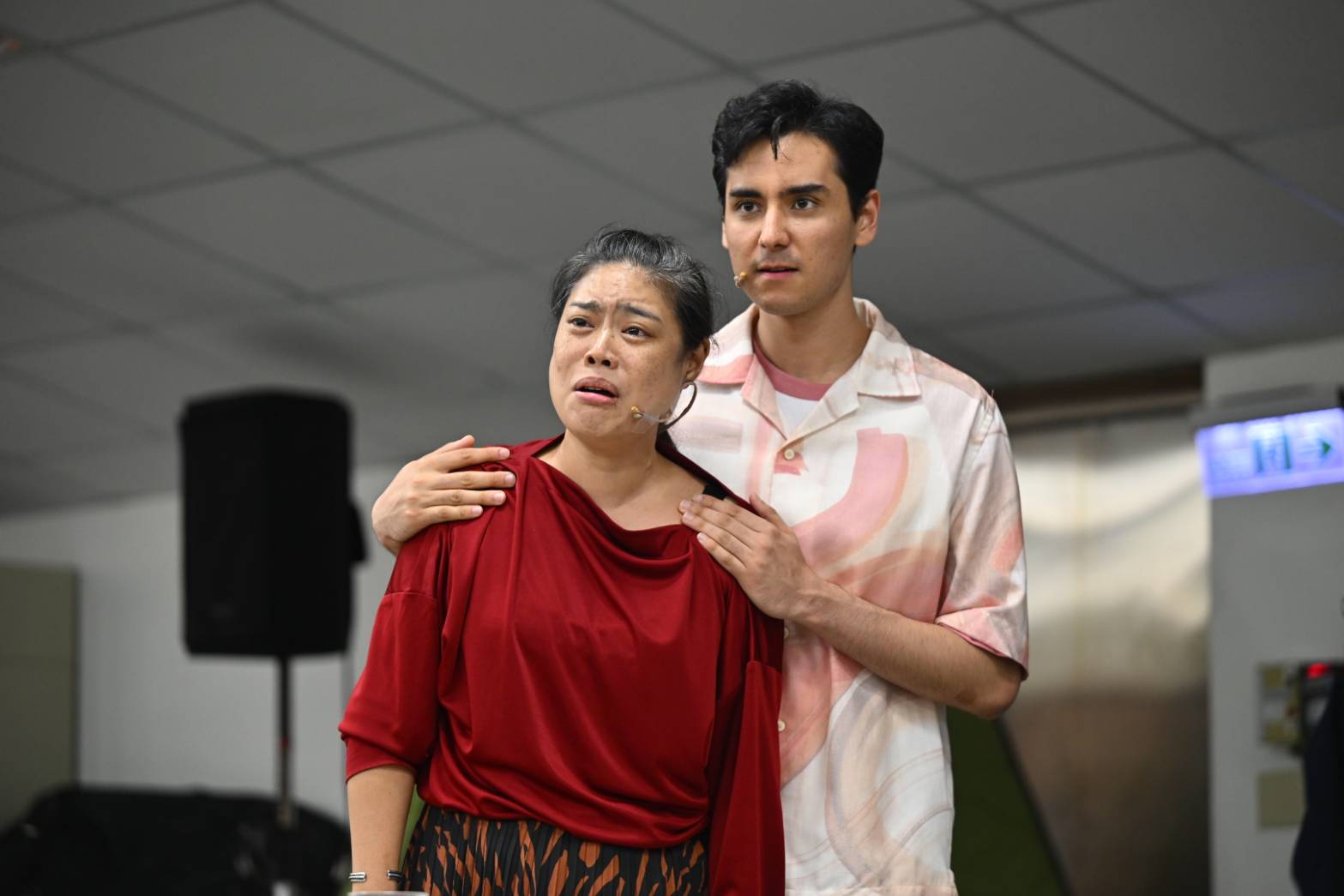 活性界面製作引進重製百老匯搖滾音樂劇《NEXT TO NORMAL近乎正常》，找來旅美演員張雅涵（左）返台扛重任，表現極為精彩；美籍演員Ellis Gage也是首度來亞洲參與音樂劇演出，相當期待。(羅慕昕攝影／活性界面提供)