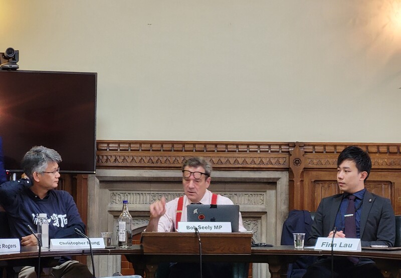 英國國會議員希里（中）5日在國會大廈內舉行一場記者會，由遭港警懸賞通緝的香港民主運動人士劉祖迪（右）和蒙兆達（左）主講。英媒報導，當天有中國「間諜」企圖滲透進入記者會現場。照片攝於5日。 (圖：中央社)