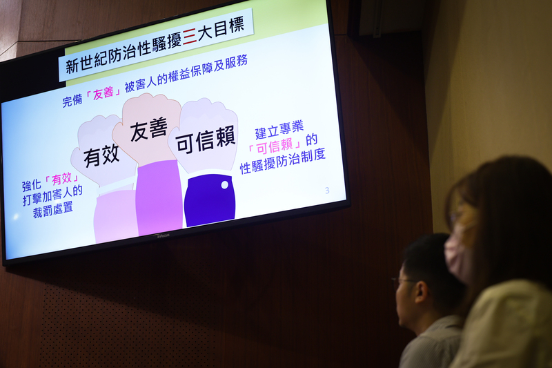 衛福部指出，這次修法有五大變革，明定場所主人應採取有效的糾正與補救措施，並明確化申訴窗口；此外，加重權勢性騷的刑責、行政罰鍰與民事賠償，並延長申訴期限。(圖：中央社)