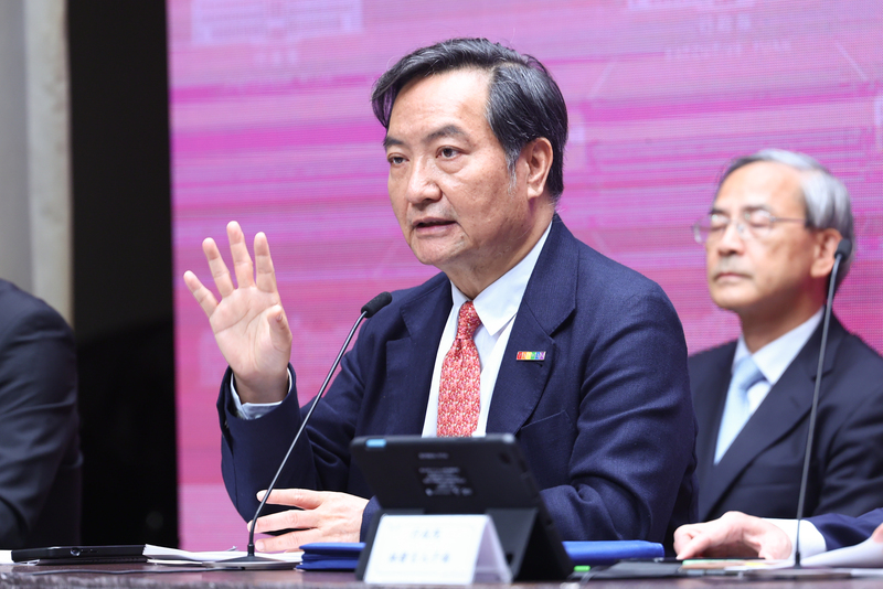 行政院會13日通過性騷擾防治法修正草案、性別平等教育法修正草案，及原為性別工作平等法的性別平等工作法部分條文修正草案，針對權勢性騷擾加重處分，行政院政務委員羅秉成（前）說明修法重點。(圖：中央社)