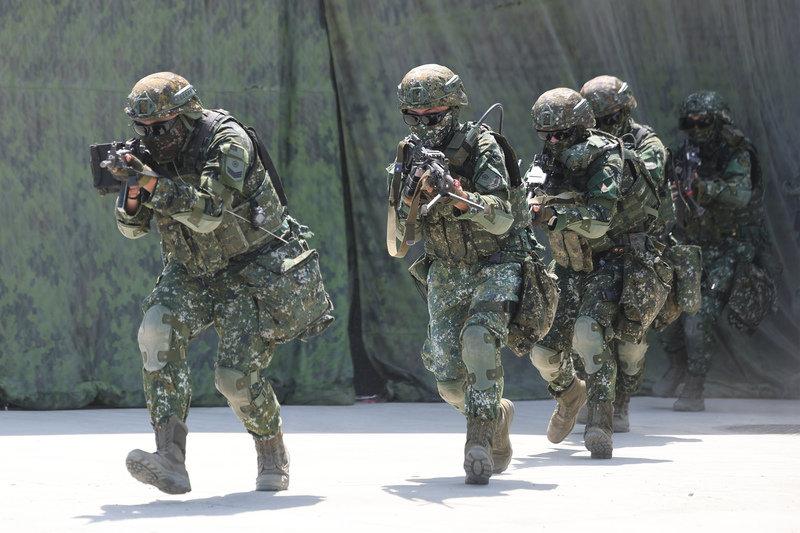 國軍漢光39號實兵演習於24日至28日實施。圖為軍方13日上午在新北八里挖子尾營區周邊進行預演。(圖：中央社)
