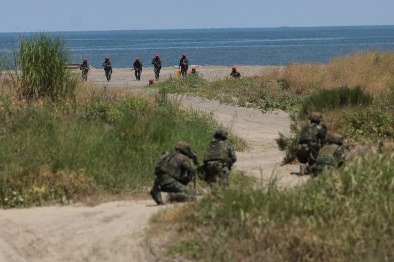 國軍漢光39號實兵演習於7月24日至28日實施，軍方13日在新北八里海灘進行預演，由紅藍兩軍模擬對抗，攻擊軍（後，紅色頭盔）向灘頭進攻登陸。(資料照片/中央社)