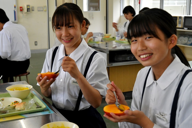 農糧署13日指出，台灣愛文芒果前進日本笠間市6所學校午餐，學童開心享用。(圖：中央社)