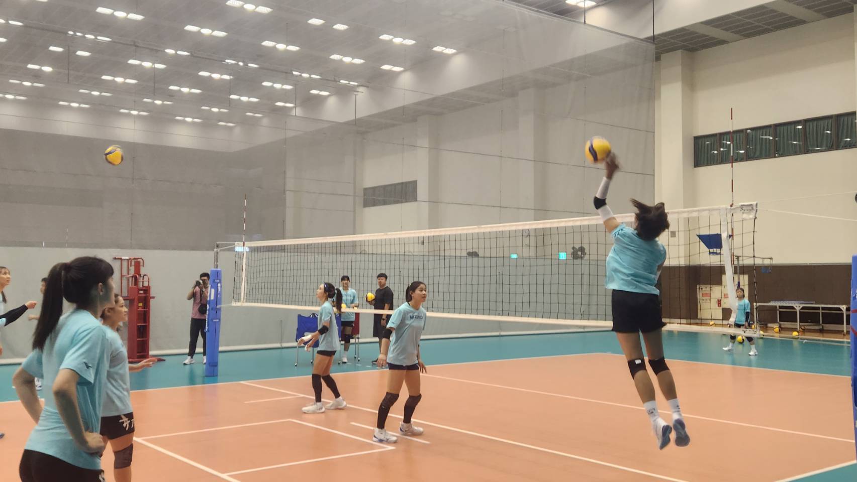 台灣女排培訓隊目前正在國訓中心積極備戰杭州亞運，今年陣容多了不少新秀，打法上也有所改變，全隊正努力適應、磨合中。(江昭倫 攝)