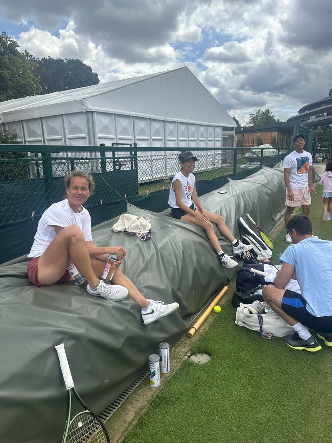 謝淑薇和捷克搭擋史翠可娃(Barbora Strycova)備戰溫布頓女雙4強賽。 (Paul McNamee推特)