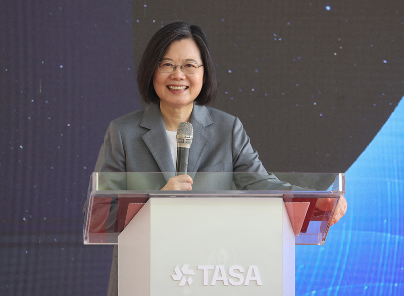 台灣首枚自製氣象衛星「獵風者」14日從國家太空中心起運，總統蔡英文出席典禮致詞。 (圖：中央社)