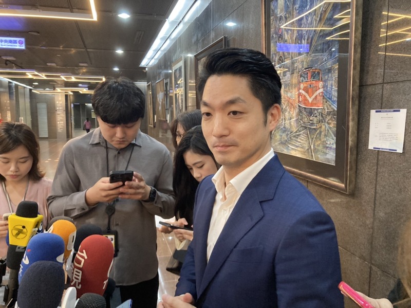台北市長蔣萬安（前）受訪。(資料照片/中央社)