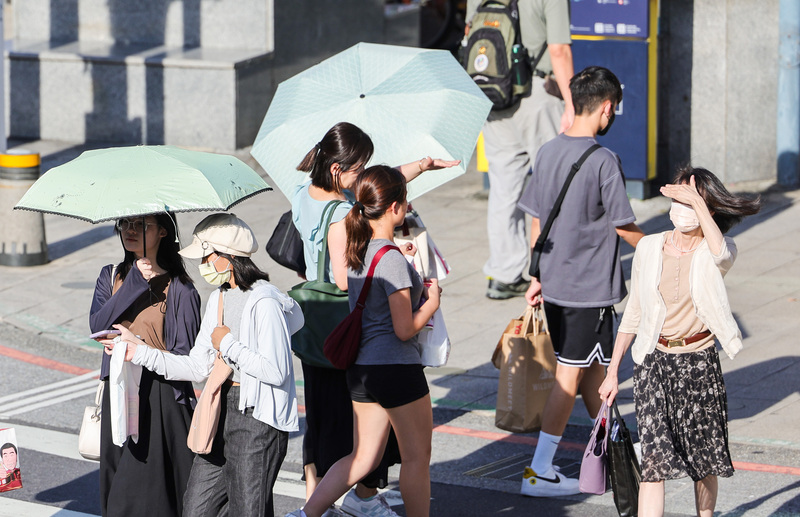 中央氣象局表示，今天(16日)受颱風外圍雲系影響，天氣不穩定，溫度則略為下降。 (圖：中央社)