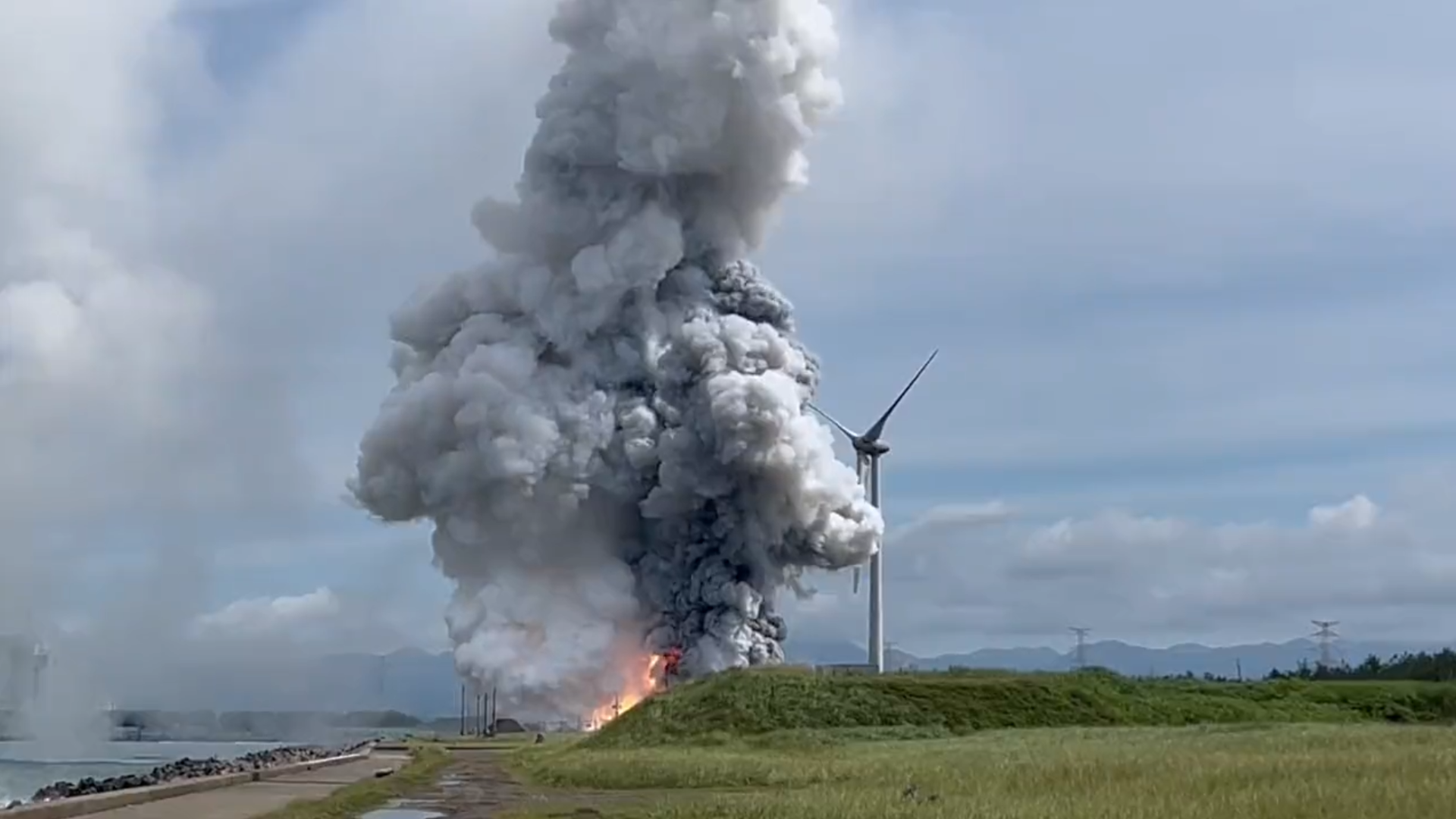 「愛普瑟隆S」(Epsilon S)引擎在日本航太總署(JAXA)試驗場爆炸。(圖取自推特)