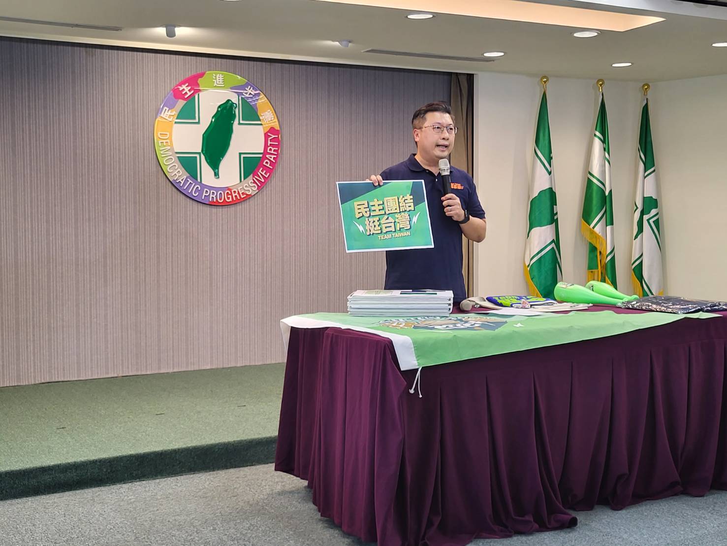 民進黨將於16日召開全代會，民進黨發言人張志豪14日公布全代會主視覺意象，將以「民主團結挺台灣」為主軸。(劉玉秋攝)