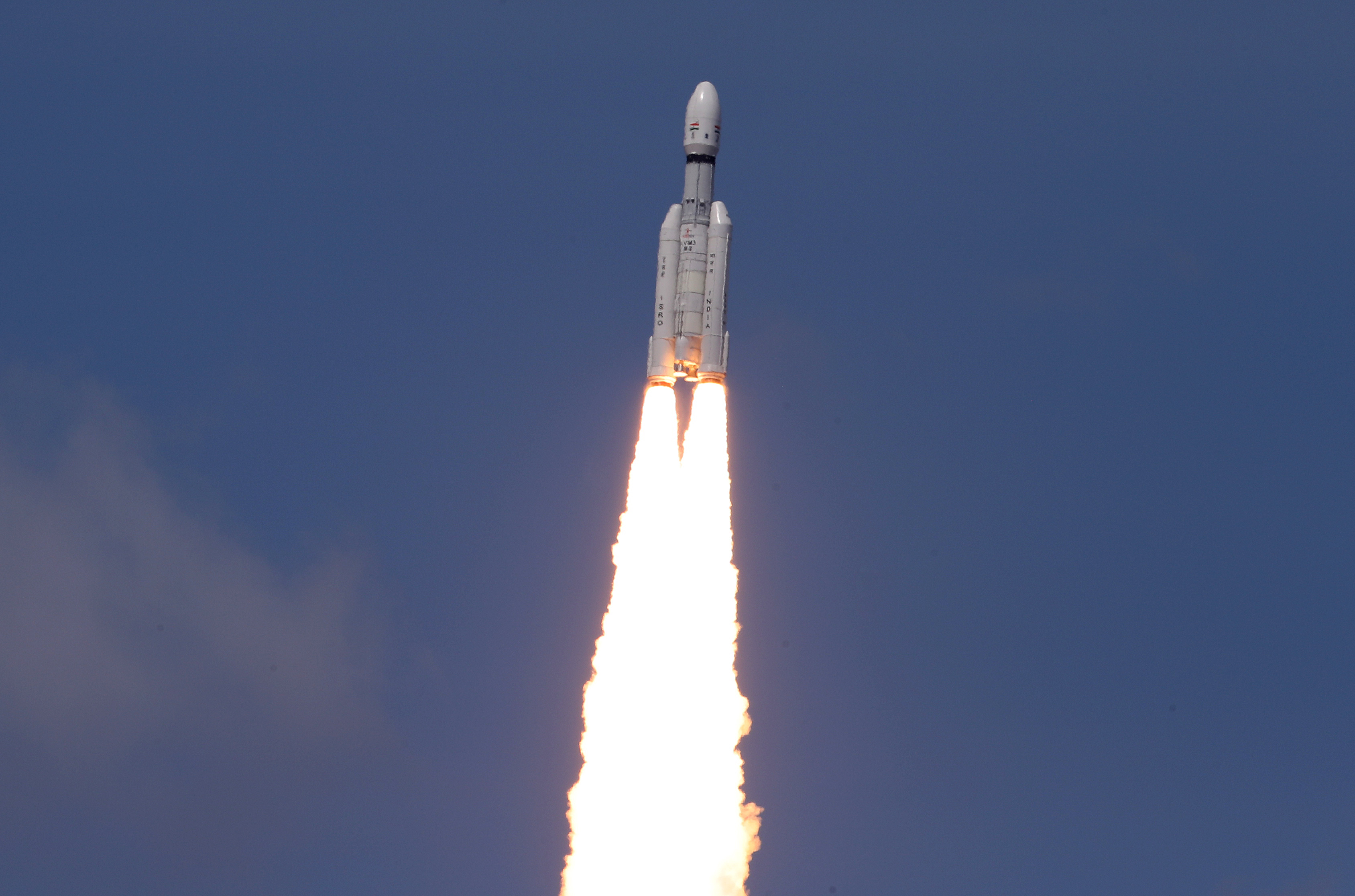 載有探月無人太空船「月球飛船3號」的火箭14日從印度安德拉省小島斯利哈里柯塔升空。(圖：ISRO推特)