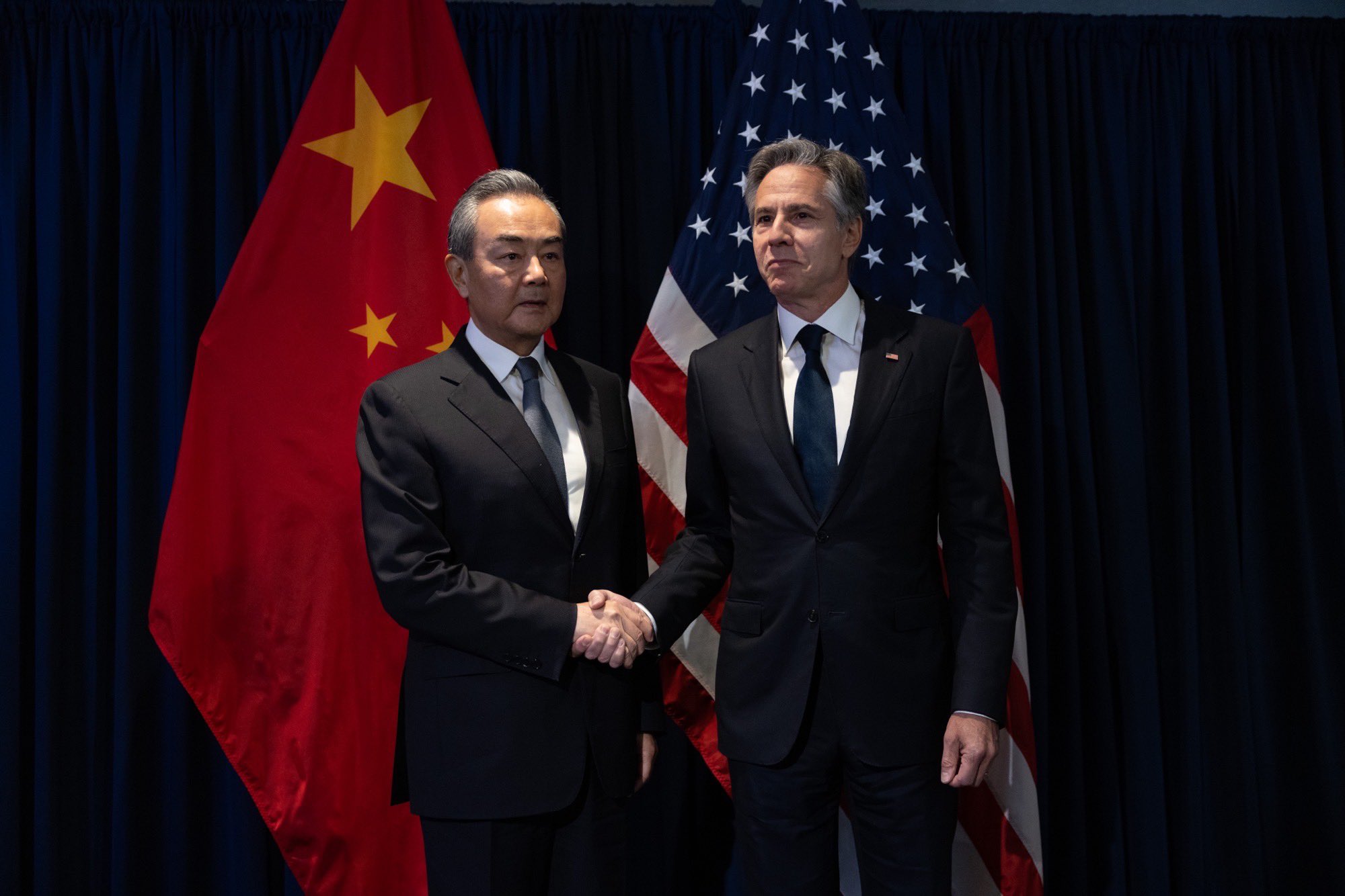 美國國務卿布林肯和中國最高層級外交官員王毅會面。(圖:@SecBlinken)