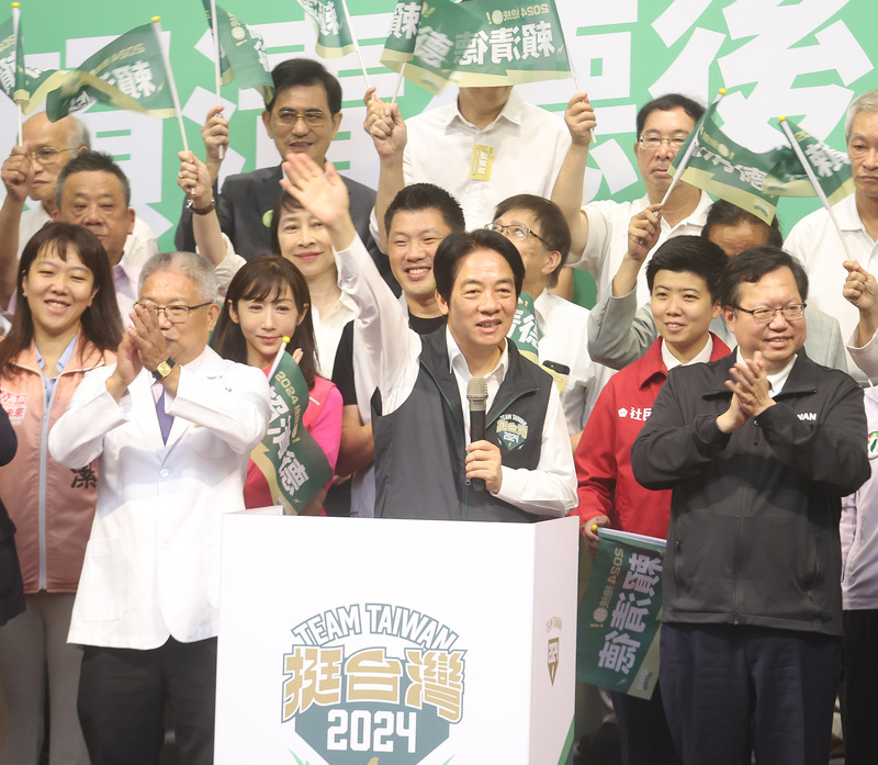 民進黨主席賴清德（前中）15日在台大國際會議中心出席「2024全國藥界賴清德後援會」成立大會，致詞感謝藥界相挺支持。 (圖：中央社)